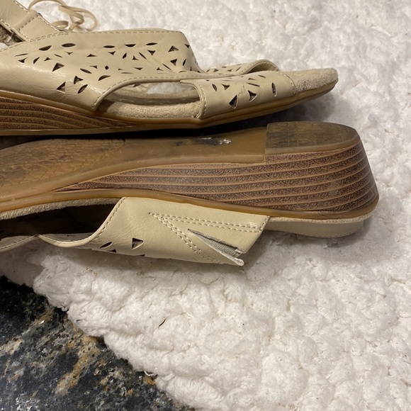 womens Catherine’s solid beige hook and loop sandals size 10W - Picture 3 of 6